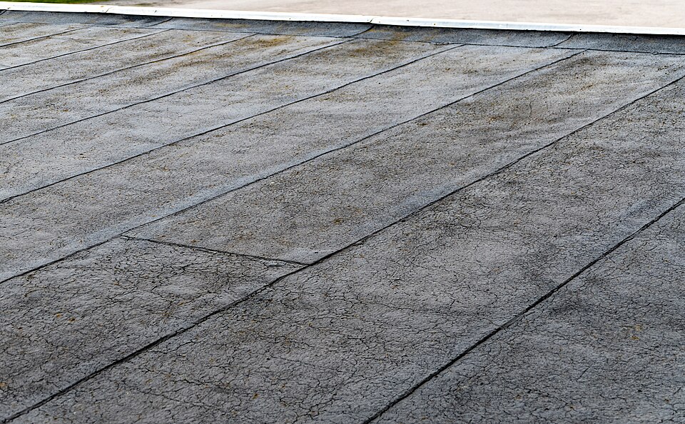 Bituminous waterproofing membrane laid across a flat roof